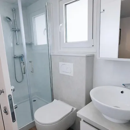 Panorama mobile home mit Pool am Meer